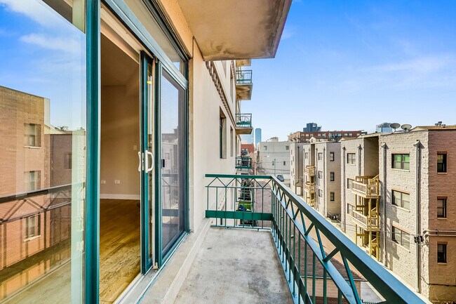 Building Photo - 680 N Green St