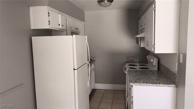 Building Photo - 1075 E Desert Inn Rd