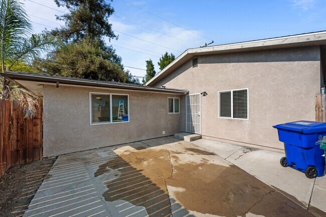 Building Photo - 6208 Pembroke Dr