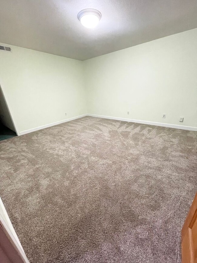 Building Photo - Large 4 Bd, 3 Bath House for Rent in North Pole!