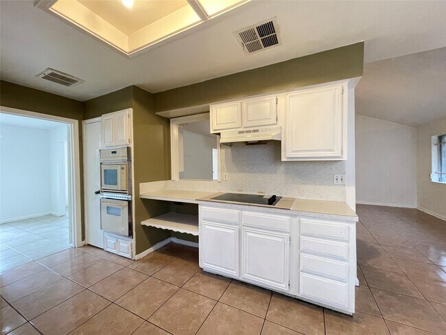 Building Photo - 7110 Foxmar Ln