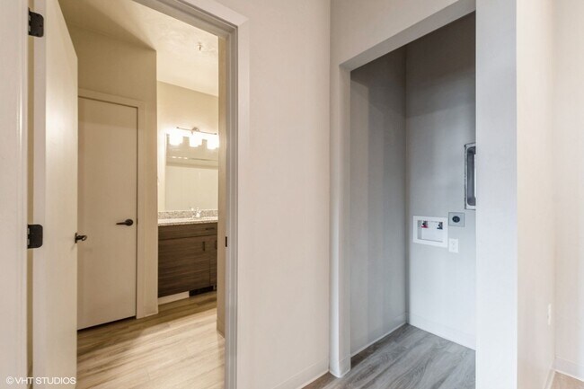 Building Photo - 1 bedroom, 1 bath Apartment