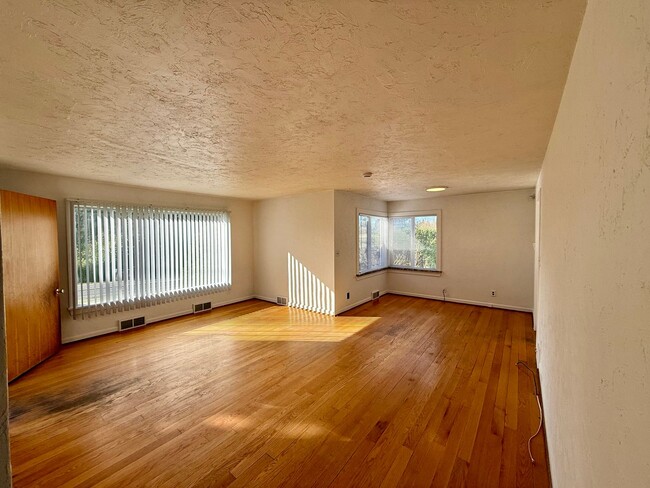 Building Photo - Spacious 2 bed/ 1 bath Home with Fenced Yard $2400/mo.