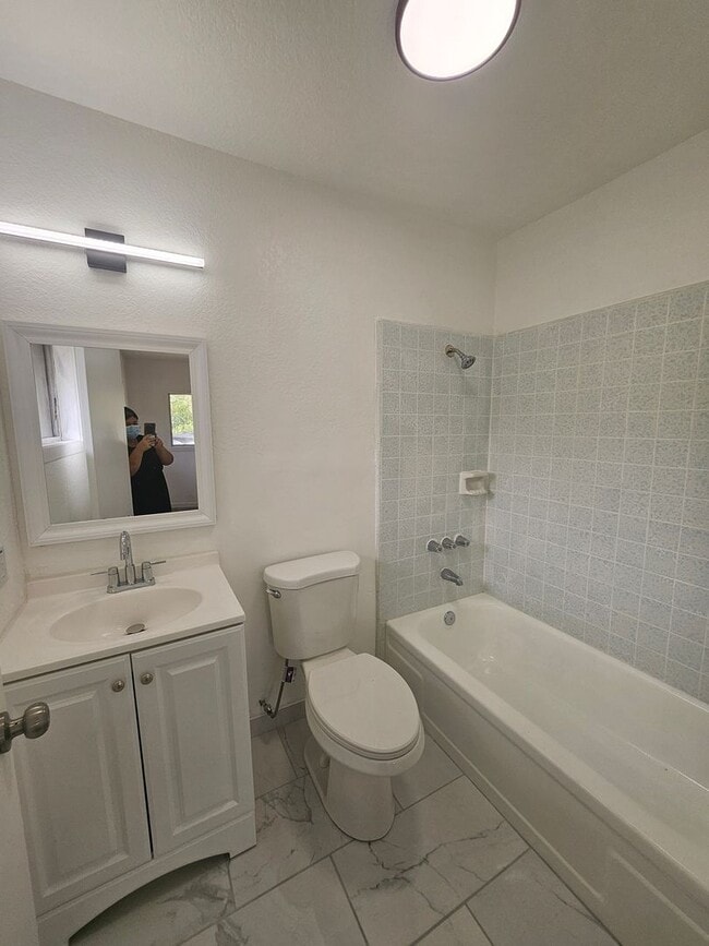 Building Photo - Beautiful 3 bedroom home NEWLY RENOVATED!