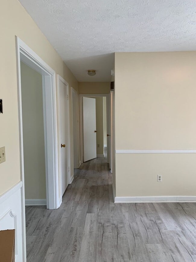 Building Photo - 4 Bedroom 2 Bath House