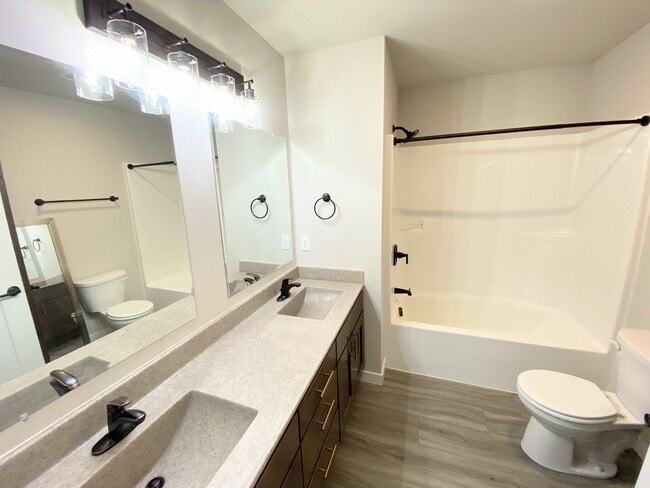 Building Photo - 4 bed, 3.5 Bath Single Family Home (Middle...
