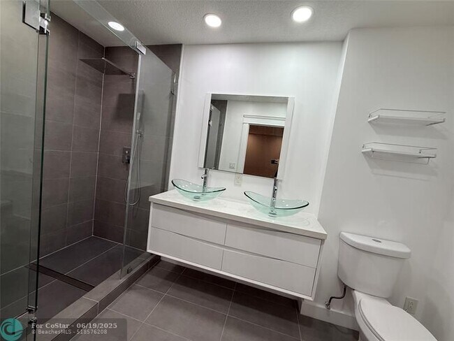 Building Photo - 5025 SW 64th Ave