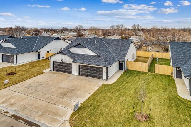 Building Photo - Gorgeous Town Home with Garage & Fenced Ya...