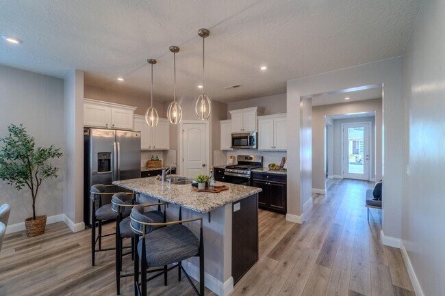 Building Photo - Beautiful 3 bed 2 bath + Den Home in Desert Color! Corner Lot!!