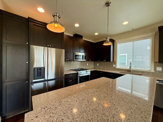 Building Photo - GORGEOUS OPEN LAYOUT HOME IN OLD FARM DISTRICT!