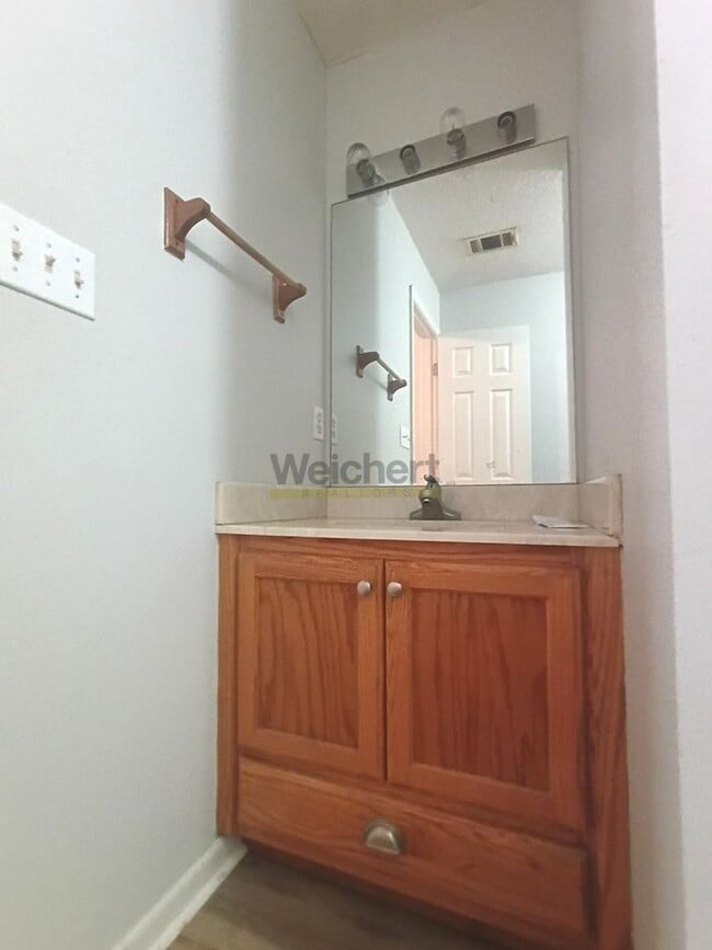Building Photo - 3BR/2BA Home with Carport & Easy Highway Access