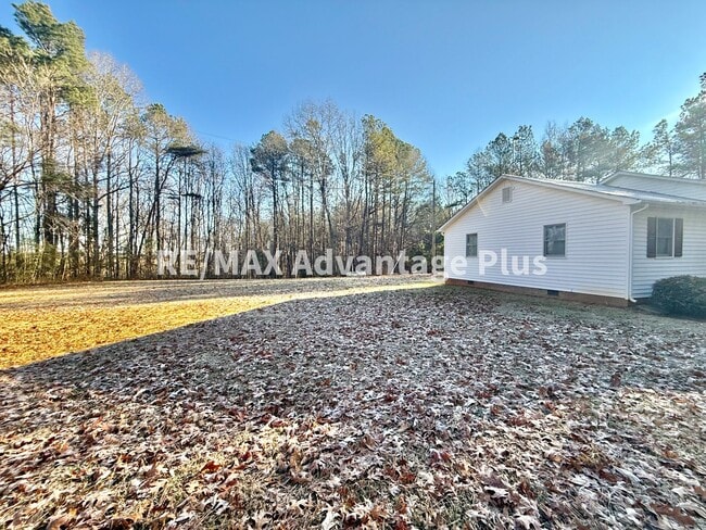 Building Photo - Spacious home with fiber internet close to Charlotte Court House