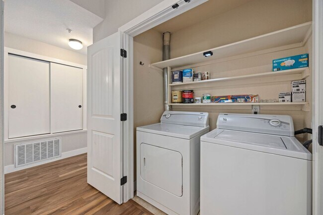Building Photo - Bright 2 Bed, 2 Bath Condo in Fort Collins!!