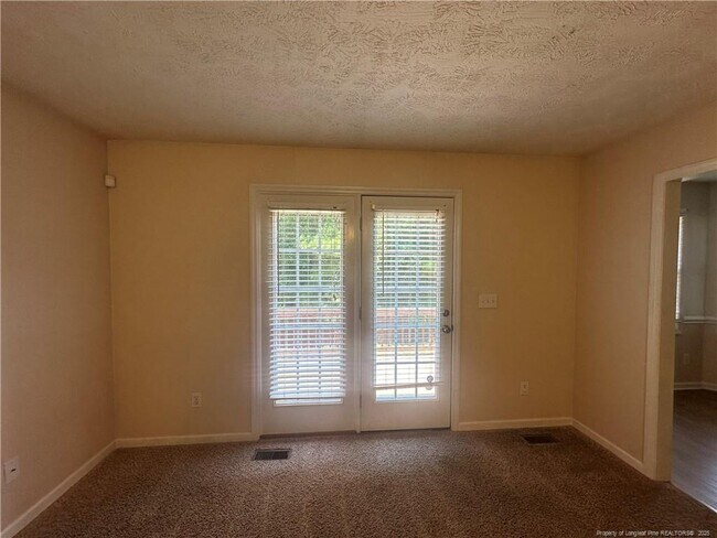 Building Photo - 2401 Larwood Dr