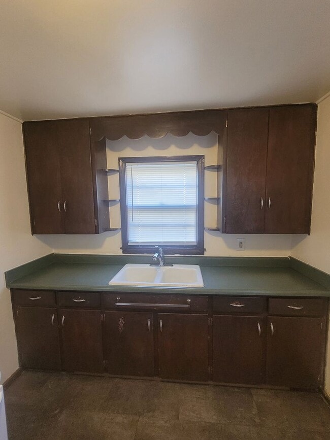 Building Photo - 2 Bedroom Home, Central