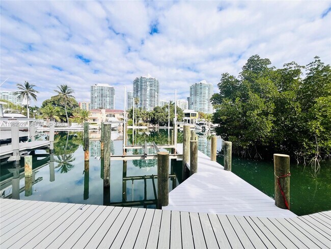 Building Photo - 253 Poinciana Island Dr