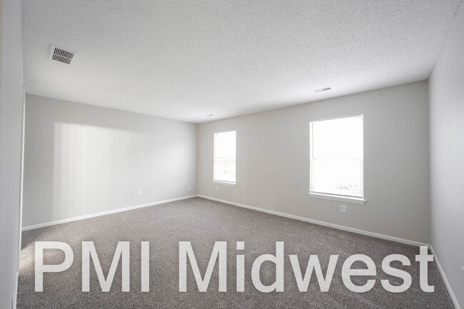 Building Photo - "Charming 4-Bed Family Home with Spacious Layout in Indianapolis!"