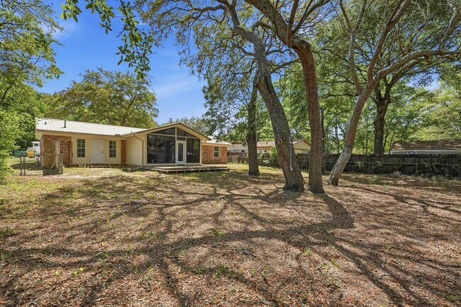 Building Photo - All Brick Home & Large Yard in Niceville!