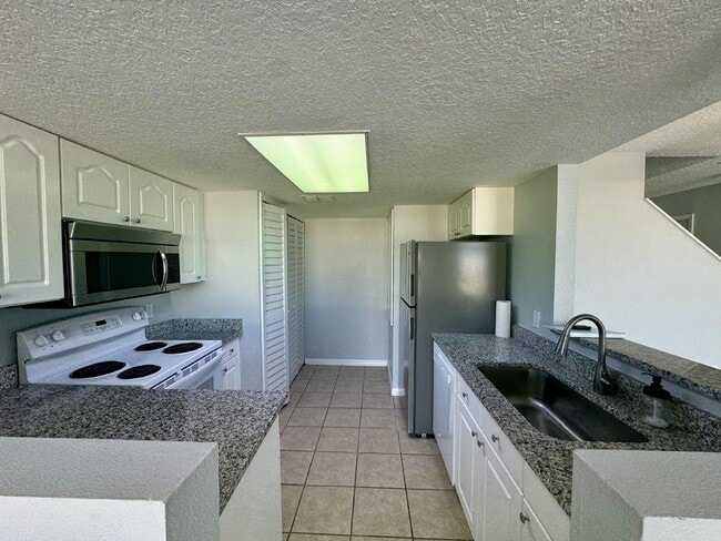 Building Photo - Contemporary Townhome for Rent in Davenpor...