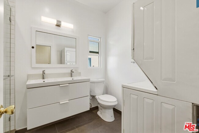 Building Photo - 3429 Edgehill Dr