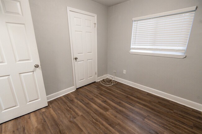 Building Photo - 3196 N Ridge Rd