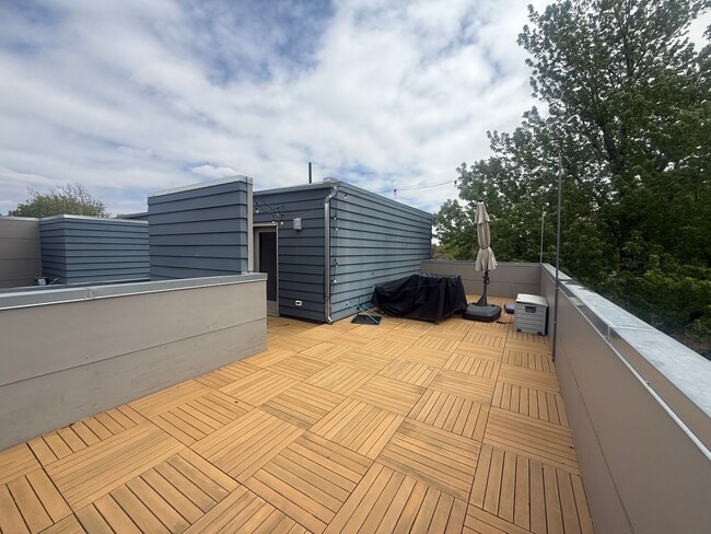 Building Photo - $0 DEPOSIT OPTION! MODERN 3-STORY HOME WITH ROOFTOP DECK NEAR BERKELY LAKE & 38TH AVE
