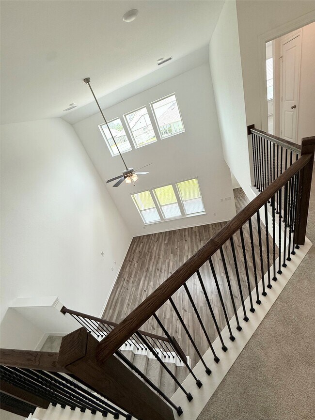 Building Photo - 15826 Dove Holw Dr