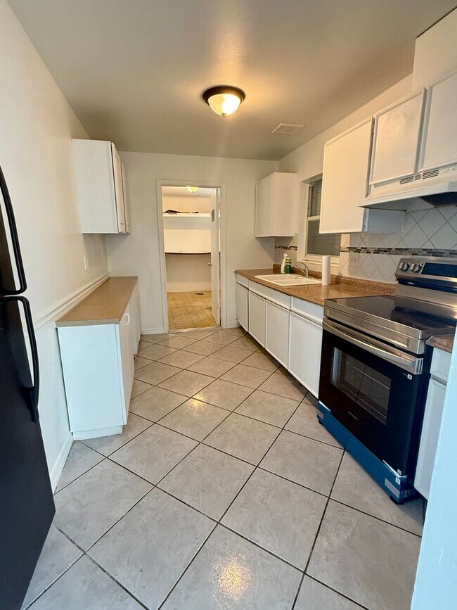 Building Photo - SKY LAKE 3 Bed / 2 Bath