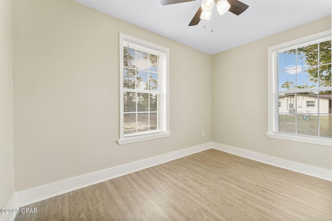 Building Photo - 1020 E 14th Ct