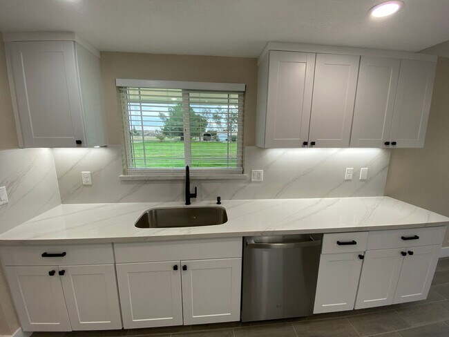 Building Photo - Fully Renovated Home on 5 Acres