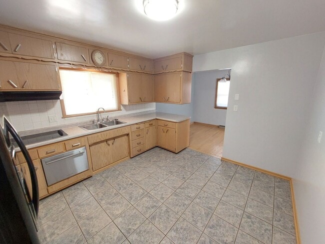 Building Photo - 3 bedroom 1.5 bath brick ranch home with f...