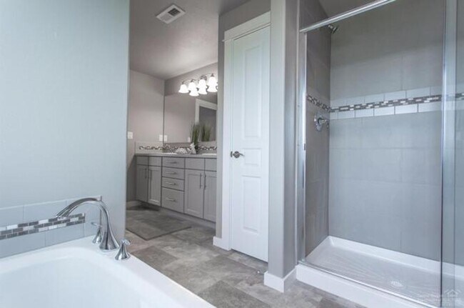Building Photo - Newer Redmond Home with Extended 2 Car Gar...