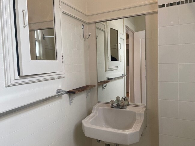 Building Photo - Renovated Top Floor 1BR/1BA. Dual-Pane Bay Windows. Backyard!