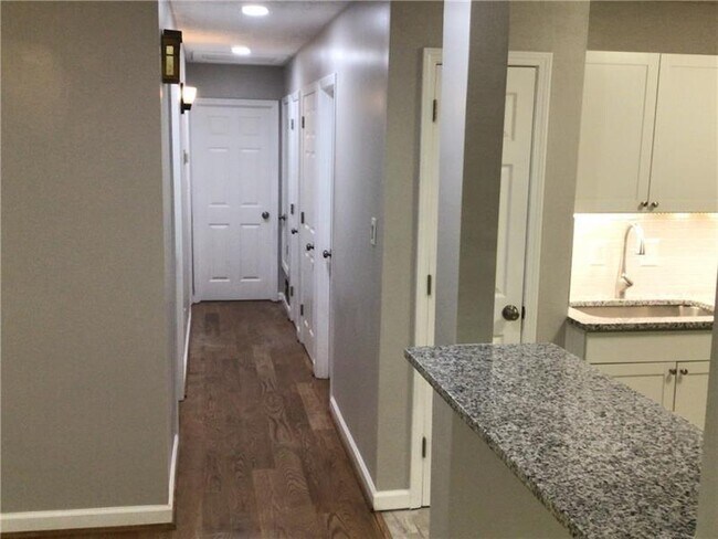 Building Photo - 4944 Shiloh Dr
