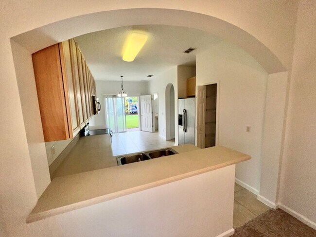 Building Photo - Remodeled Kitchen!! Wonderful Avalon Park-...