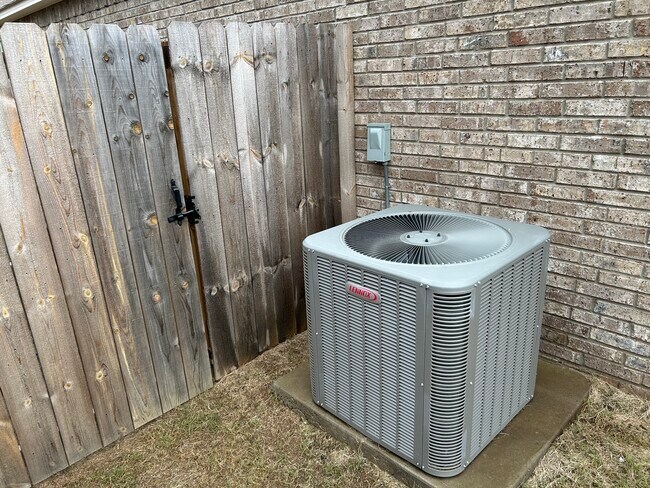 Building Photo - 1170 Rockwell Dr