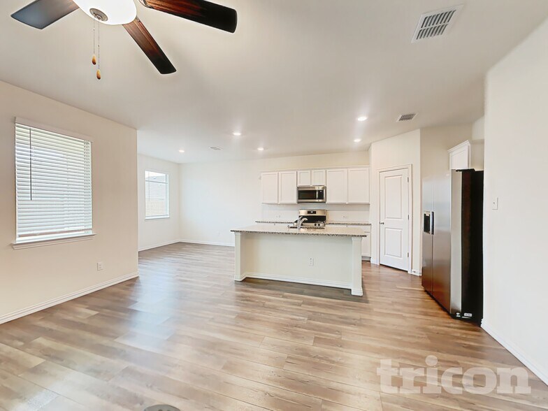 Building Photo - 2401 Lalun Lane