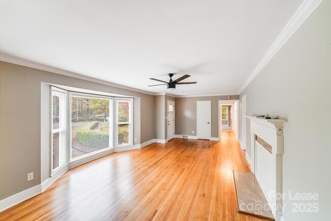 Building Photo - 5600 Riviere Dr