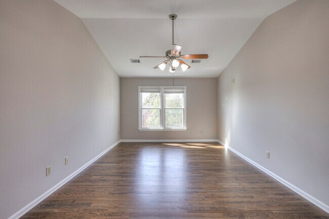 Building Photo - 1300 Buckingham Cir