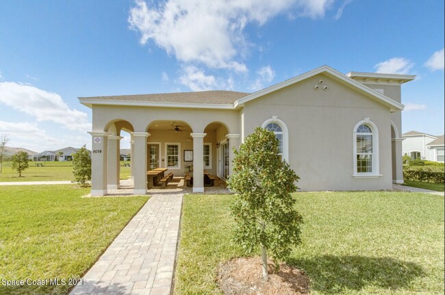 Building Photo - Loren Cove Villa