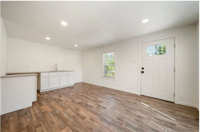 Garage Apt - 2011 E 13th Plz