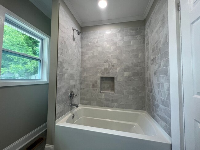 Building Photo - MOVE-IN READY!