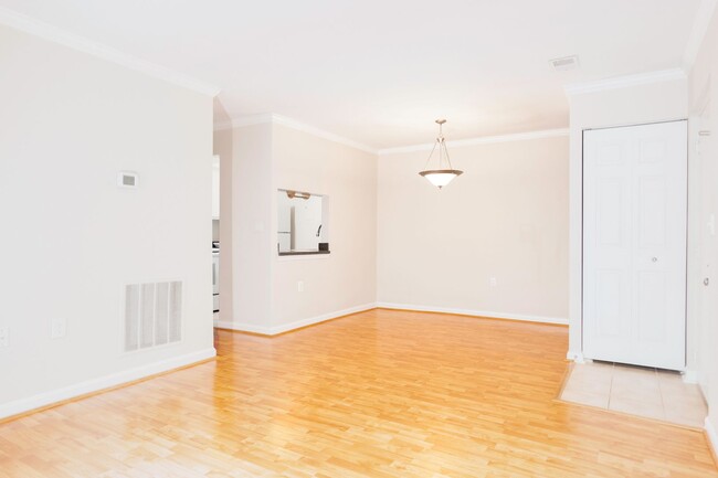 Building Photo - Gorgeous Beautifully Two Bedroom Unit