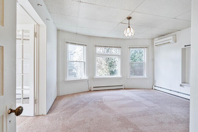 Building Photo - Charming 1-bdrm/1-bath in 1900s Victorian triplex—Prime location, shared laundry & yard