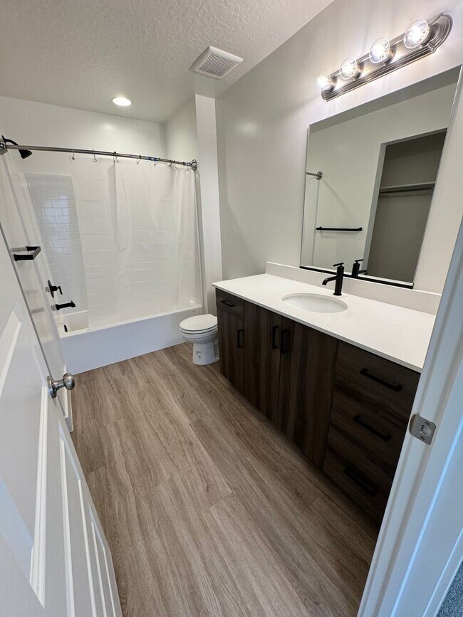 Building Photo - Beautiful 3 bed 2.5 bath Home!