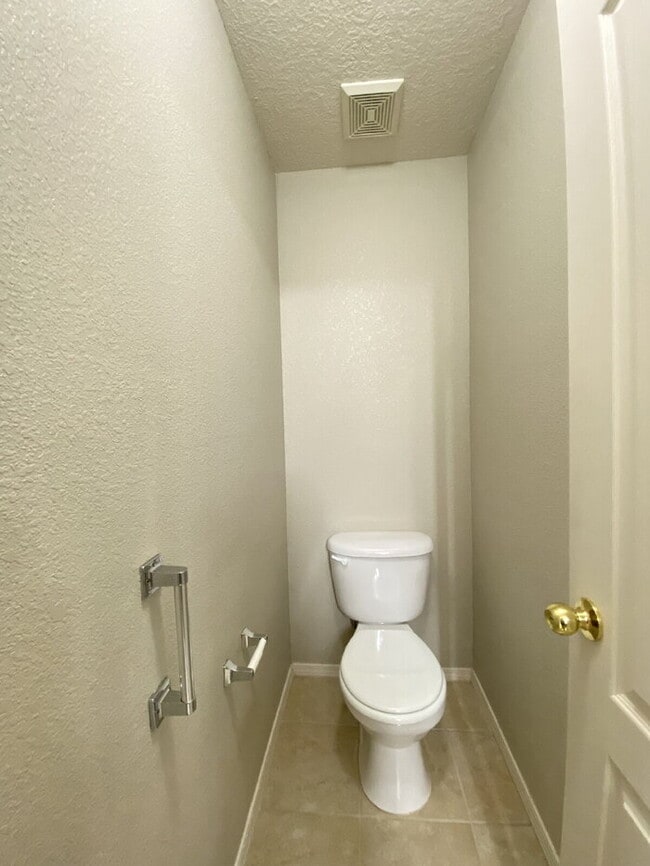 Building Photo - Large 5BR/2Story w/Balcony - Northern Meadows
