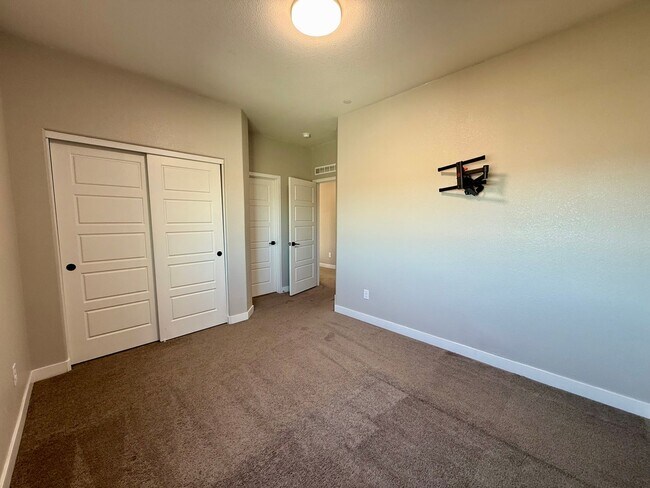 Building Photo - 3/BD 2.5/BA Contemporary Comfort in a Prime Location!