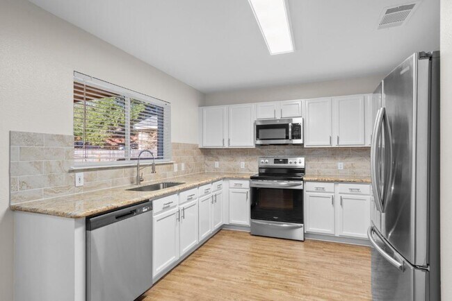 Building Photo - 905 Lodosa Dr