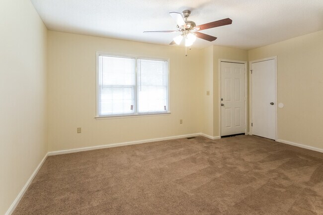 Building Photo - Great Location Available Now