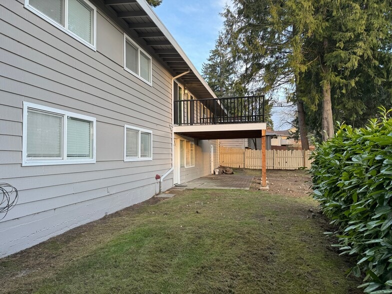 Building Photo - 16209 Lake Hills Blvd